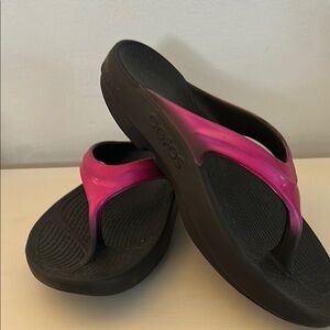 OOFOS Black and Pink Sporty Sandals
